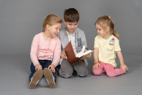 Niño leyendo para sus amigos