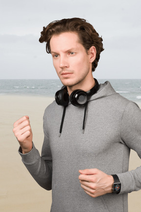 Vergnügen am strand entlang zu joggen