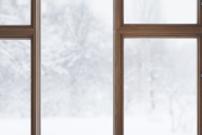 Окно со снежными деревьями снаружи