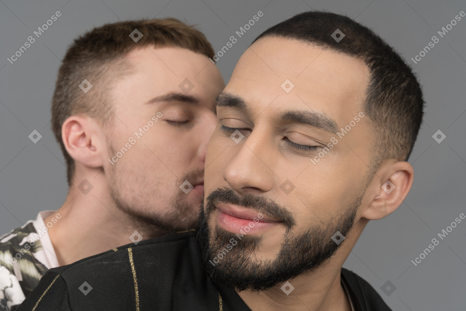 그의 남자 친구에게 키스하는 젊은 남자의 클로즈업