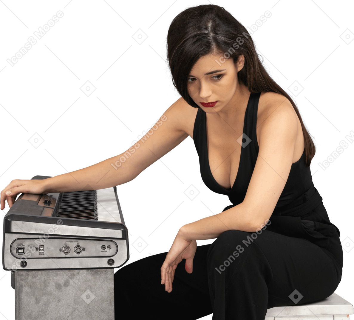 見下ろしながらピアノのそばに座っている悲しい若い女性のフルレングス