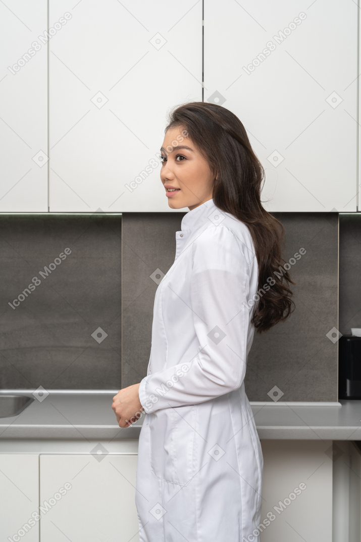 Ritratto laterale di una dottoressa in camice bianco