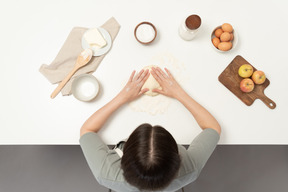 Un fornaio femmina che lavora con l'impasto per biscotti