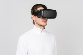Portrait de jeune homme dans un casque de réalité virtuelle