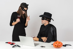 Büroatmosphäre im halloween-stil