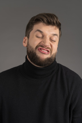 Jovem expressivo fazendo caretas