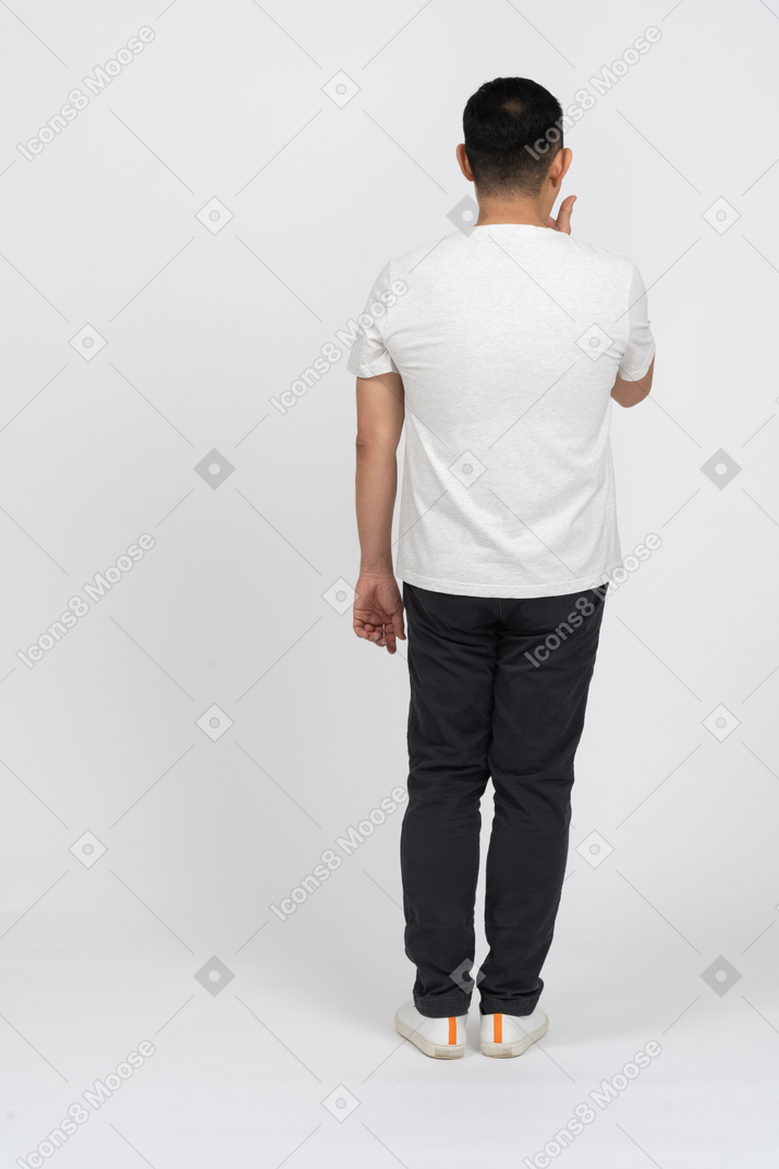 カジュアルな服装の男の背面図