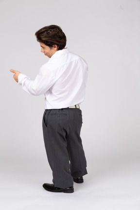 Vista posterior de un oficinista que muestra el pulgar hacia arriba