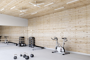 Modernes fitnessstudio mit hanteln, langhanteln und fitnessgeräten
