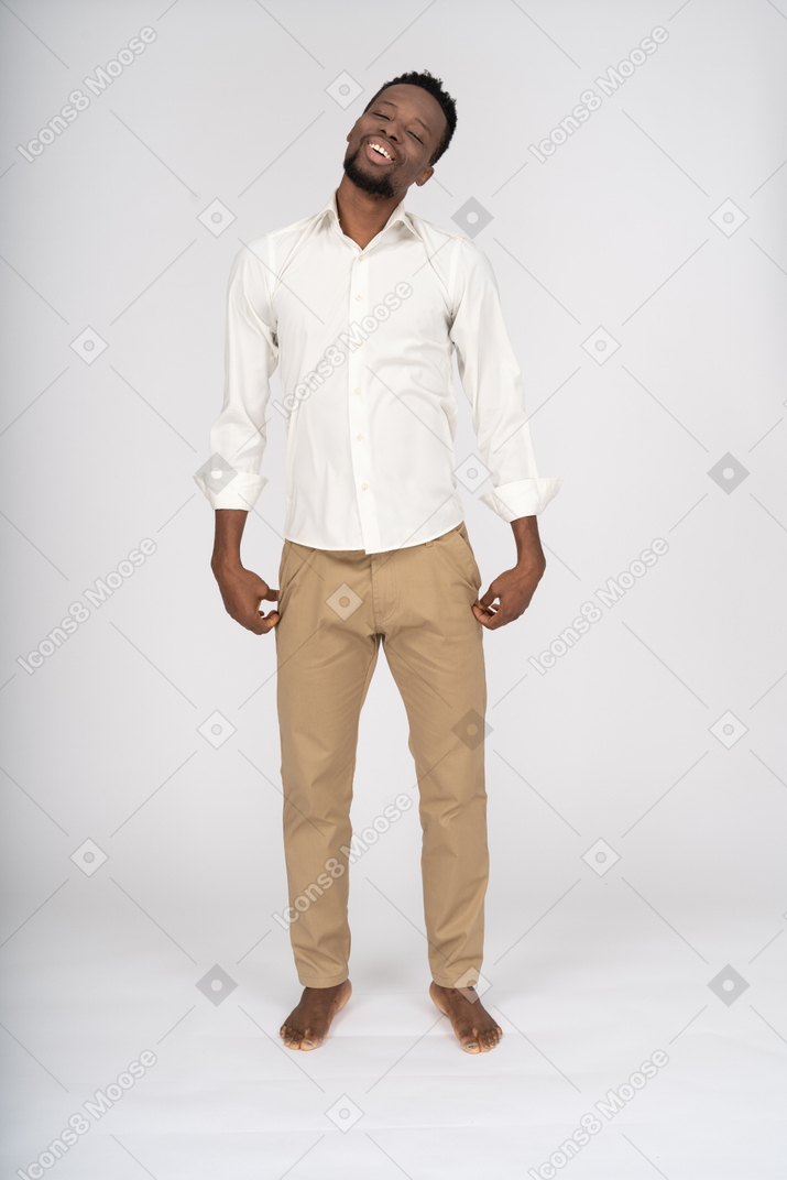 Homme en chemise blanche debout