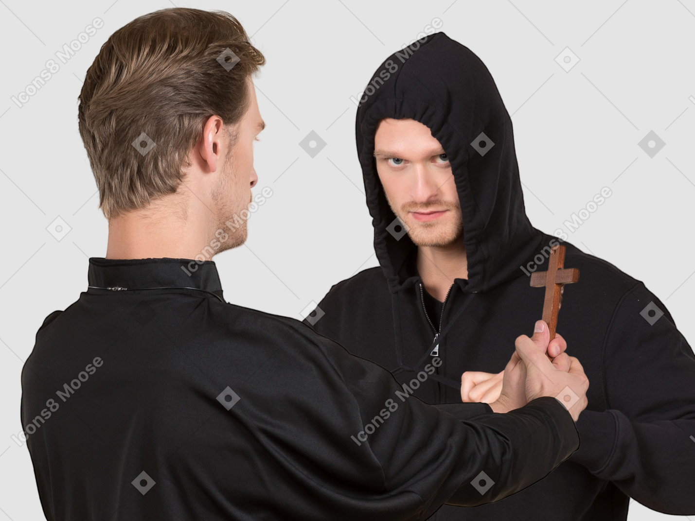 Sacerdote deteniendo a un hombre con cruz