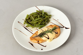 Plato de salmón con salsa blanca y judías verdes