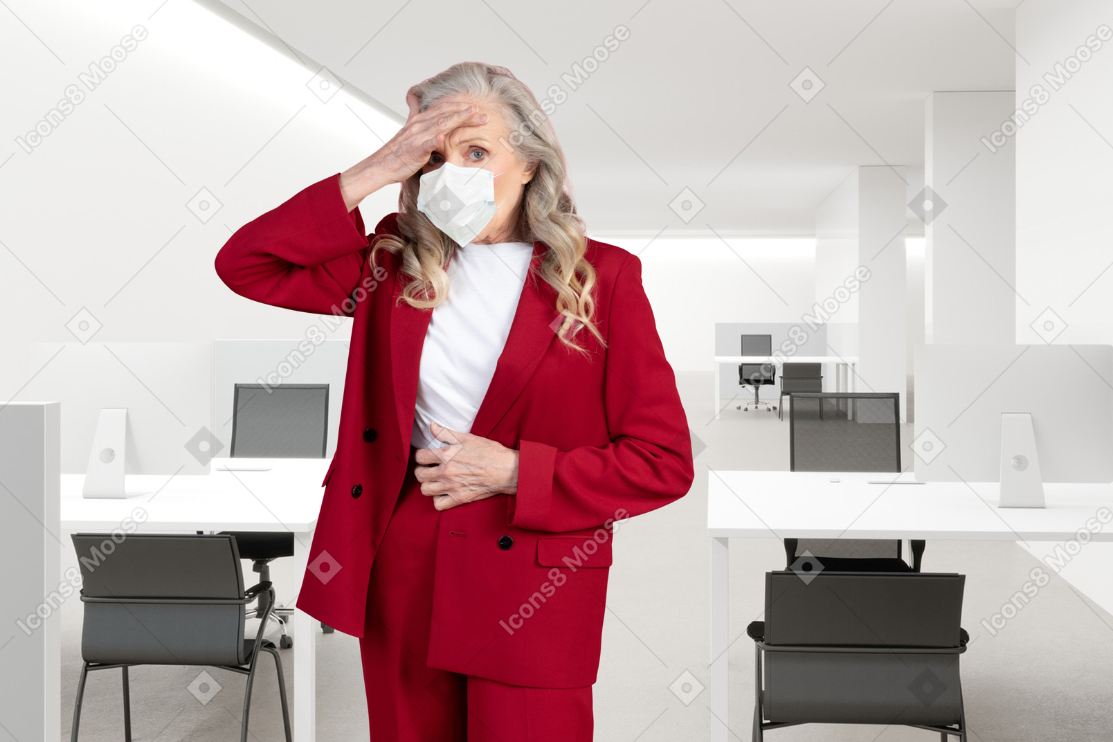 Ältere frau mit gesichtsmaske, die im büro steht und ihre stirn berührt