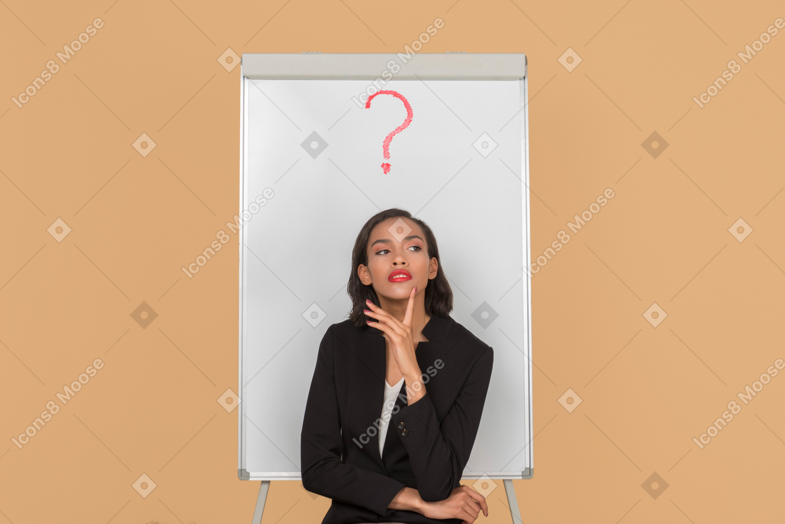 有魅力的黑人女人坐在白板上