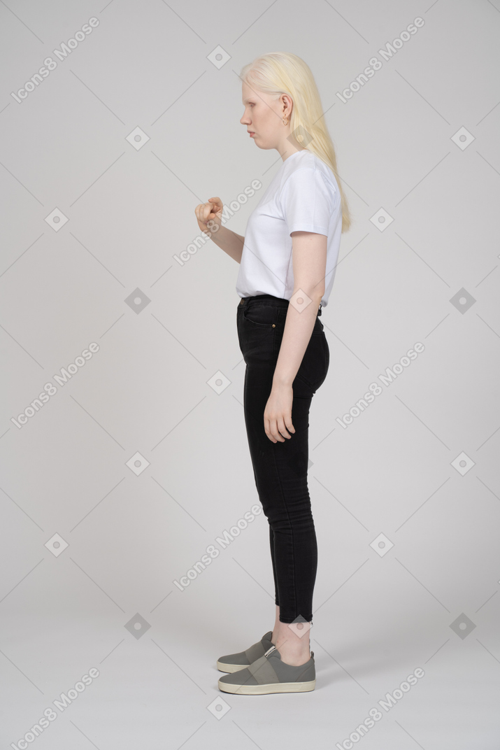 Vista lateral de una mujer que muestra el tamaño de algo pequeño
