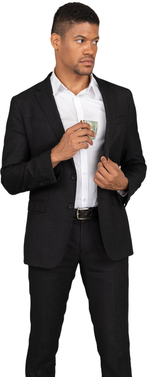 Vista frontale di un giovane in abito nero che tiene in mano una carta di credito