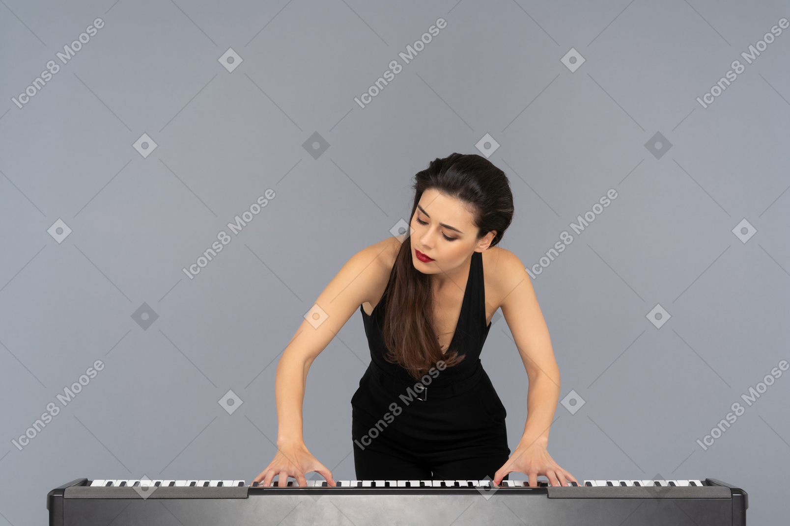 Giovane donna che suona con passione un pianoforte