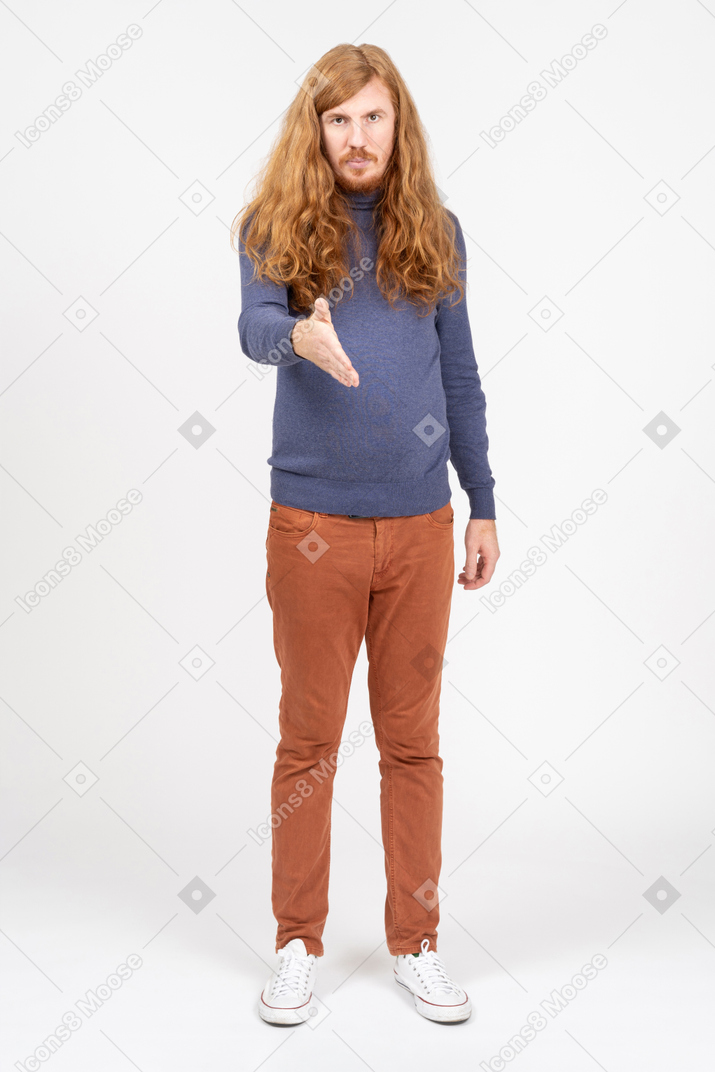 Vista frontal de um jovem em roupas casuais, dando uma mão para apertar