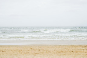 Strand und meereswellen