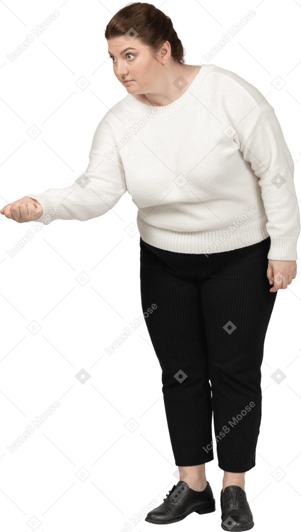Vue de face d'une femme de taille plus en vêtements décontractés