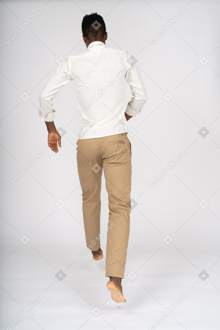 Homme en chemise blanche sautant