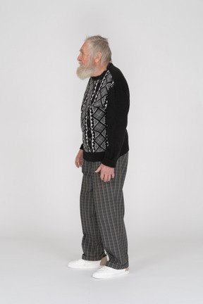 Vue latérale d'un homme senior debout dans des vêtements décontractés
