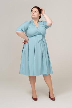 一个穿着蓝色连衣裙的女人在做梦的前视图