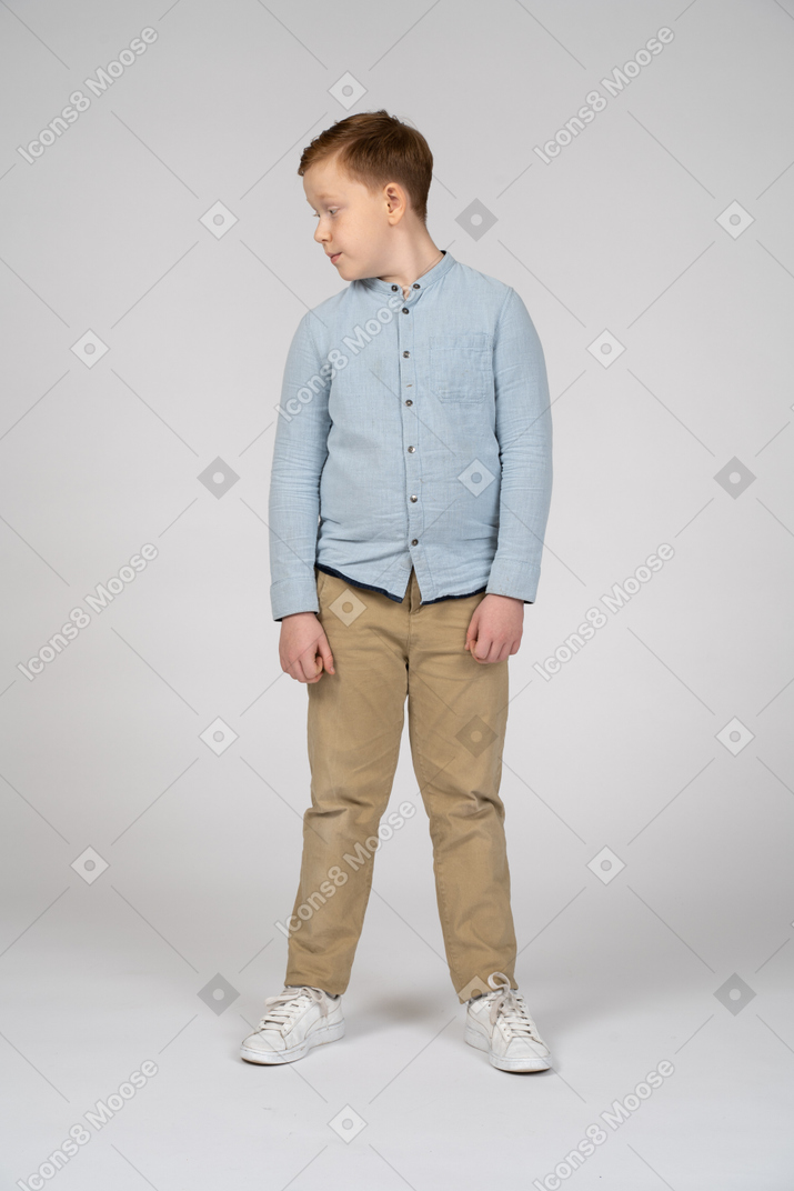 Vista frontale di un ragazzo in abiti casual che guarda da parte