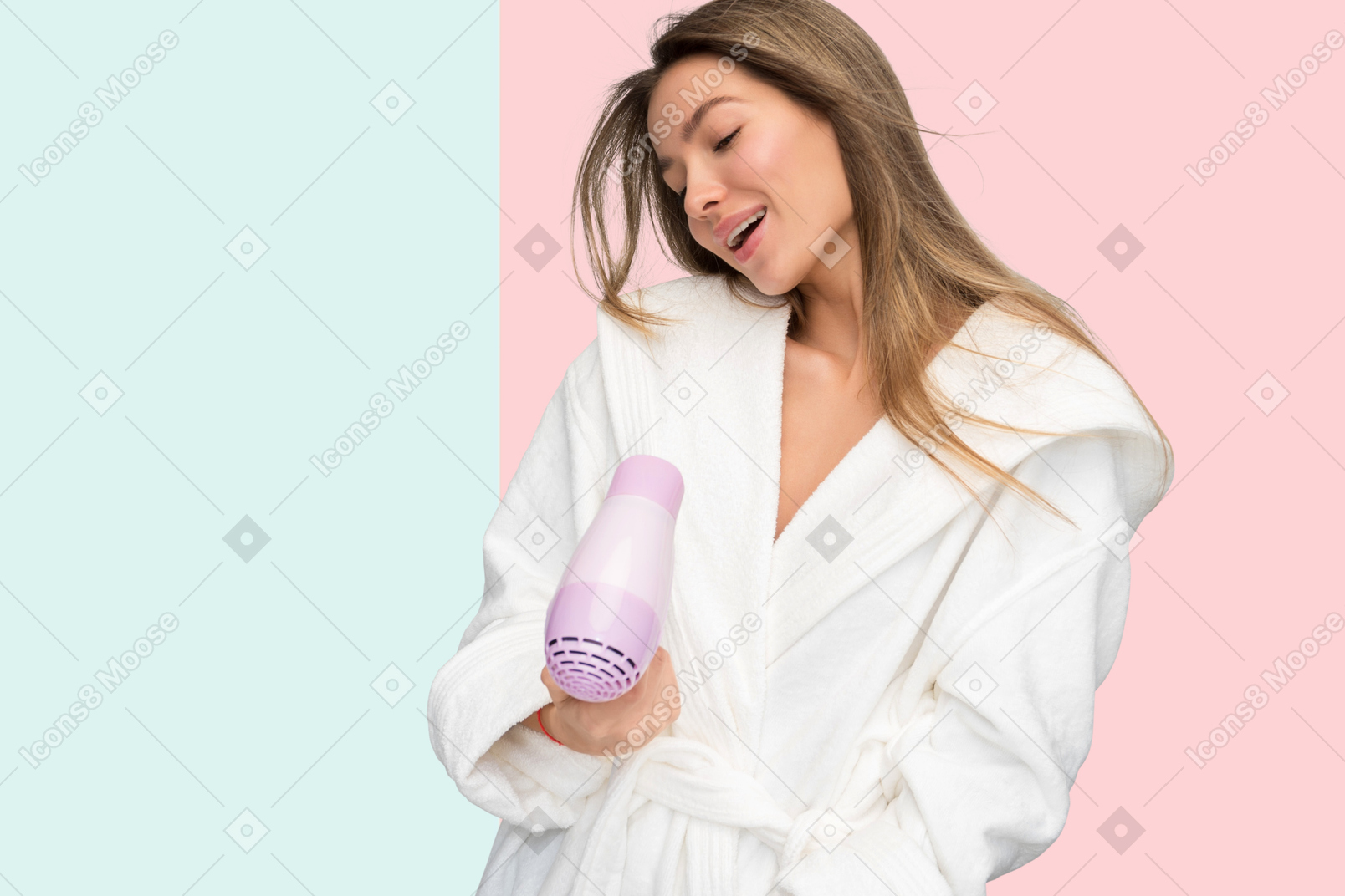 Giovane donna asciugandosi i capelli con un asciugacapelli