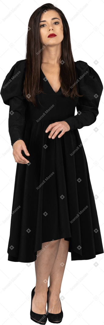 Vista frontal de uma jovem em um vestido preto