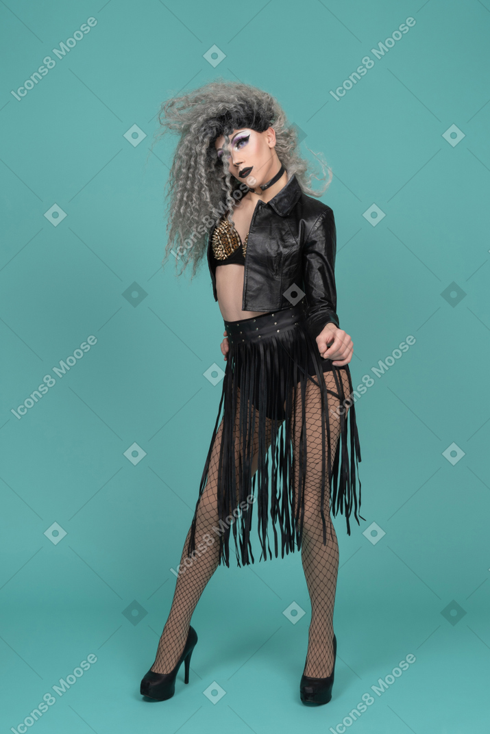 Drag queen vestida de negro posando con el pelo desordenado