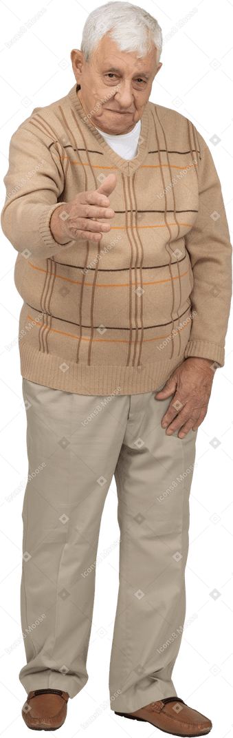 Vue de face d'un vieil homme en vêtements décontractés donnant un coup de main pour secouer