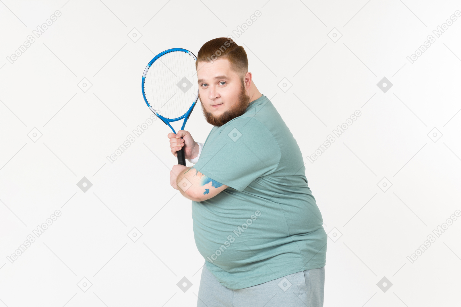 Ragazzo grosso in abbigliamento sportivo con racchetta da tennis