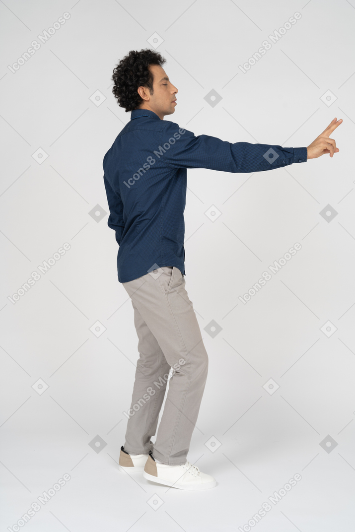 Seitenansicht eines mannes in freizeitkleidung mit v-zeichen
