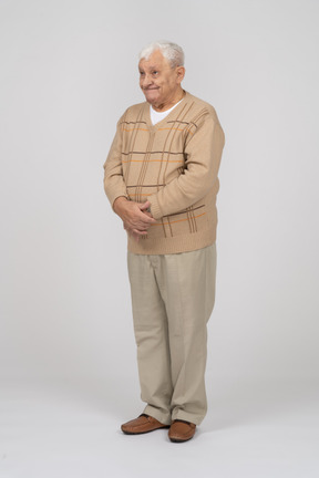Vue de face d'un vieil homme heureux dans des vêtements décontractés, immobile