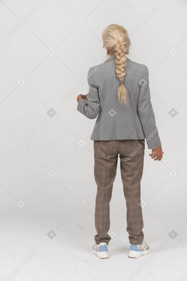 Vista posterior de una anciana en traje