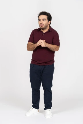 Un joven que parece sorprendido