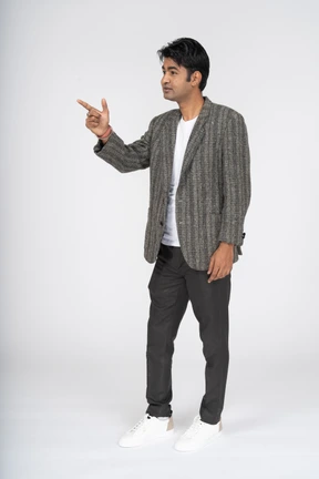 Hombre en traje de pie