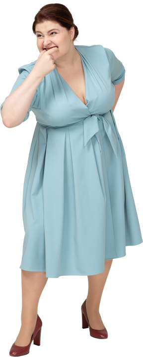 口笛を吹く青いドレスを着た女性の正面図