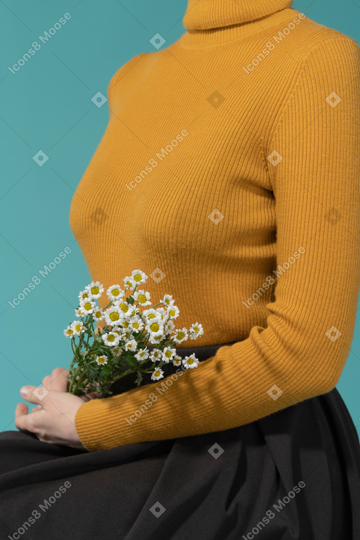 Mulher segurando flores silvestres
