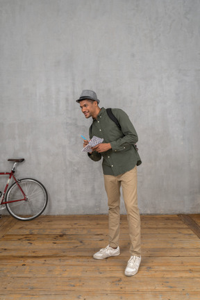 Homme prenant des notes dans un cahier et souriant