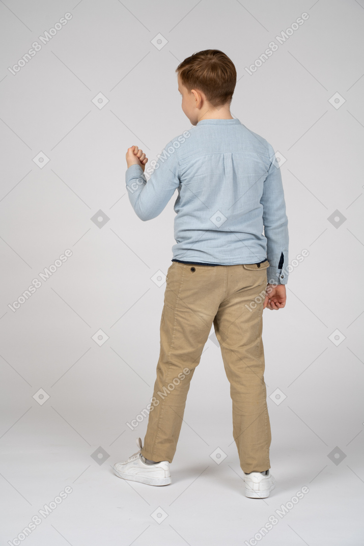 一个男孩展示拳头的后视图