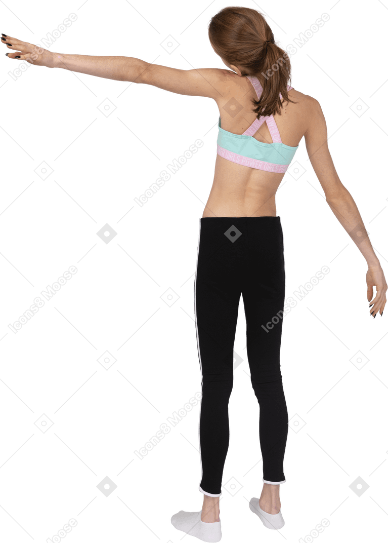 Vista posteriore di tre quarti di una ragazza adolescente in abiti sportivi protendendo la mano e inclinando la testa