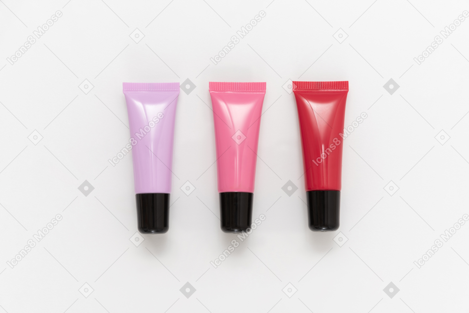 빨간색, 보라색 및 분홍색 립스틱 용기