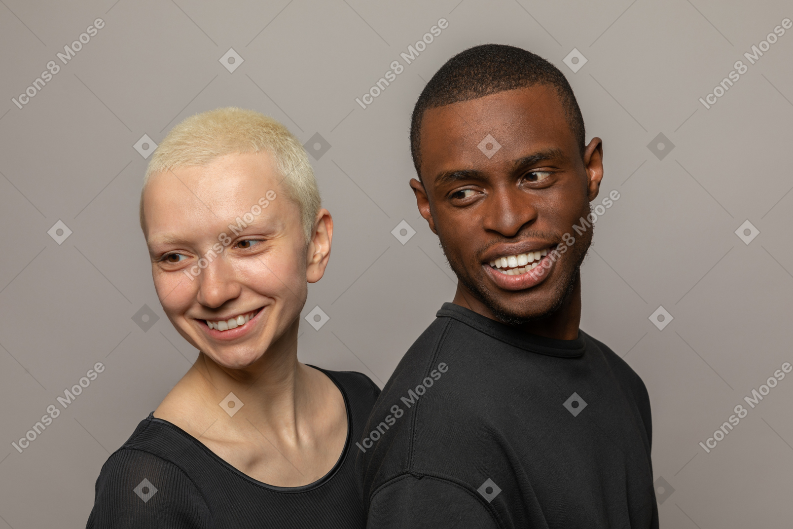 Jeune couple international souriant