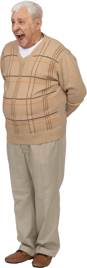 Вид спереди на старика в повседневной одежде, стоящего с открытым ртом и смотрящего в камеру