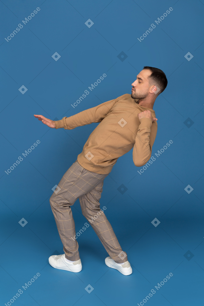 Tanzender junger mann