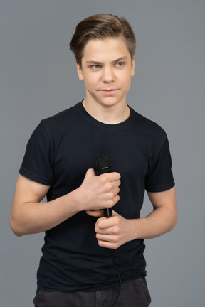 Jeune homme, tenue, microphone