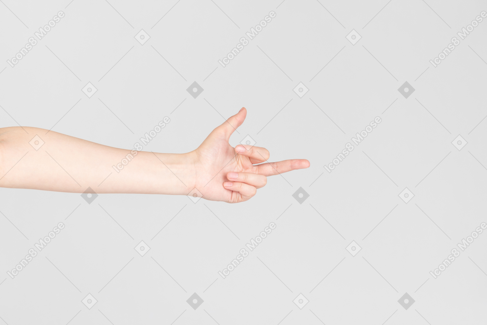 Seitenblick der weiblichen hand mittelfinger zeigend