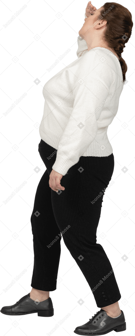 Vista lateral de uma mulher gordinha com roupas casuais procurando por alguém